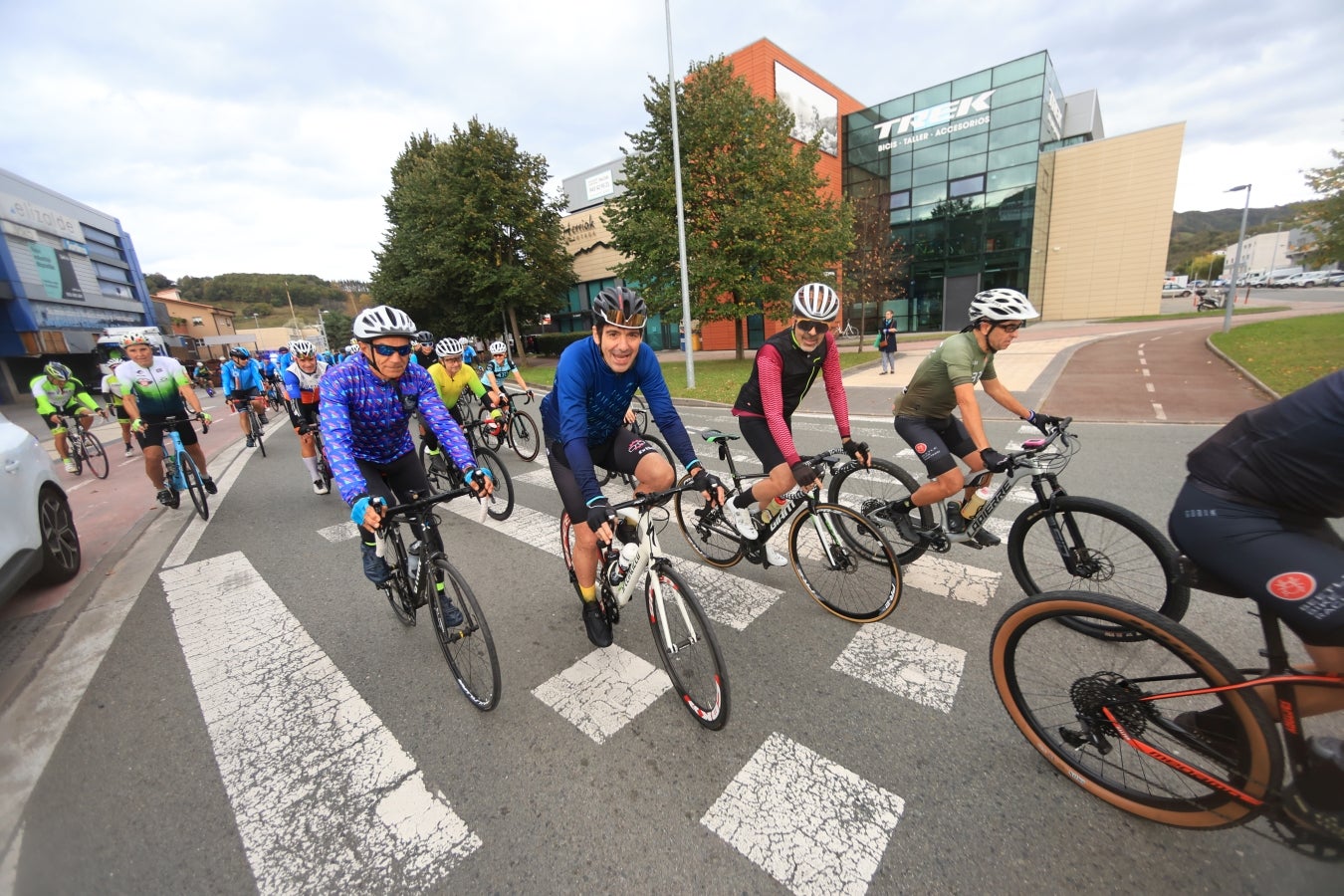 Una marcha ciclista denuncia el lanzamiento de chinchetas a la calzada entre Hernani y Goizueta
