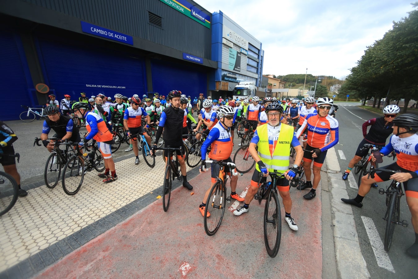 Una marcha ciclista denuncia el lanzamiento de chinchetas a la calzada entre Hernani y Goizueta