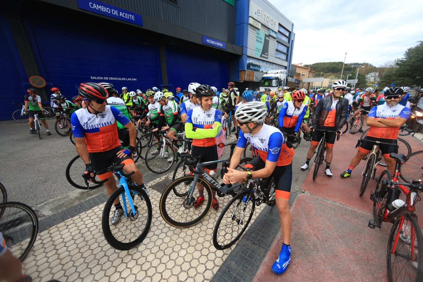 Una marcha ciclista denuncia el lanzamiento de chinchetas a la calzada entre Hernani y Goizueta