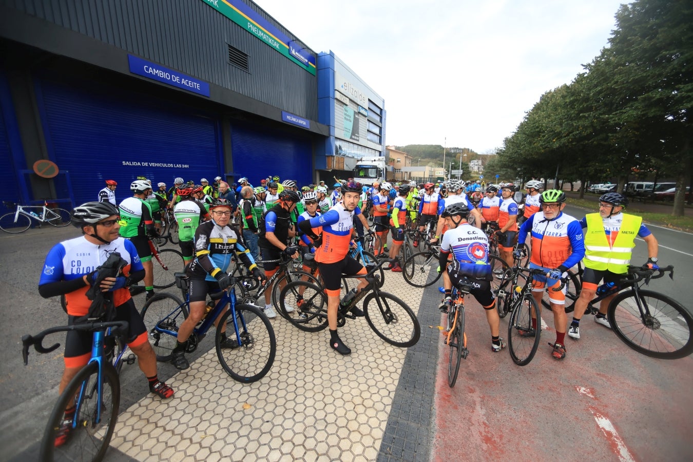 Una marcha ciclista denuncia el lanzamiento de chinchetas a la calzada entre Hernani y Goizueta