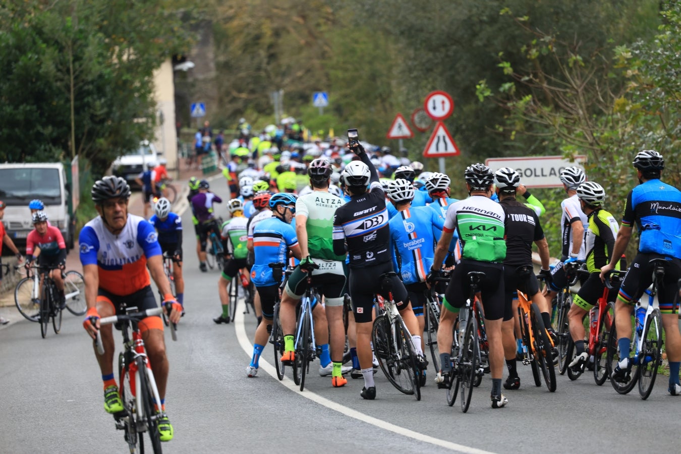 Una marcha ciclista denuncia el lanzamiento de chinchetas a la calzada entre Hernani y Goizueta