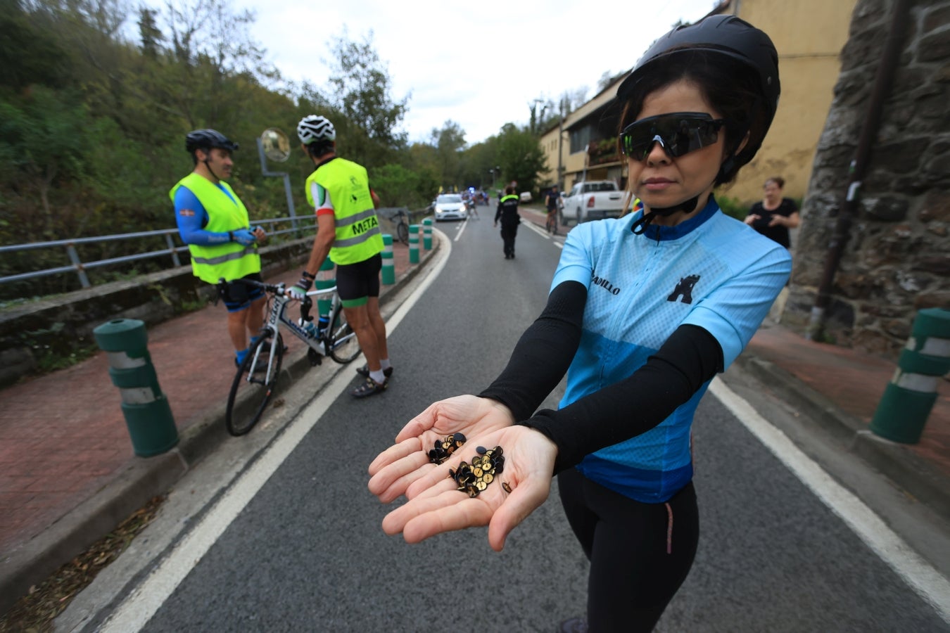 Una marcha ciclista denuncia el lanzamiento de chinchetas a la calzada entre Hernani y Goizueta
