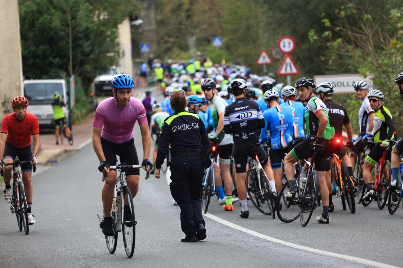 Una marcha ciclista denuncia el lanzamiento de chinchetas a la calzada entre Hernani y Goizueta