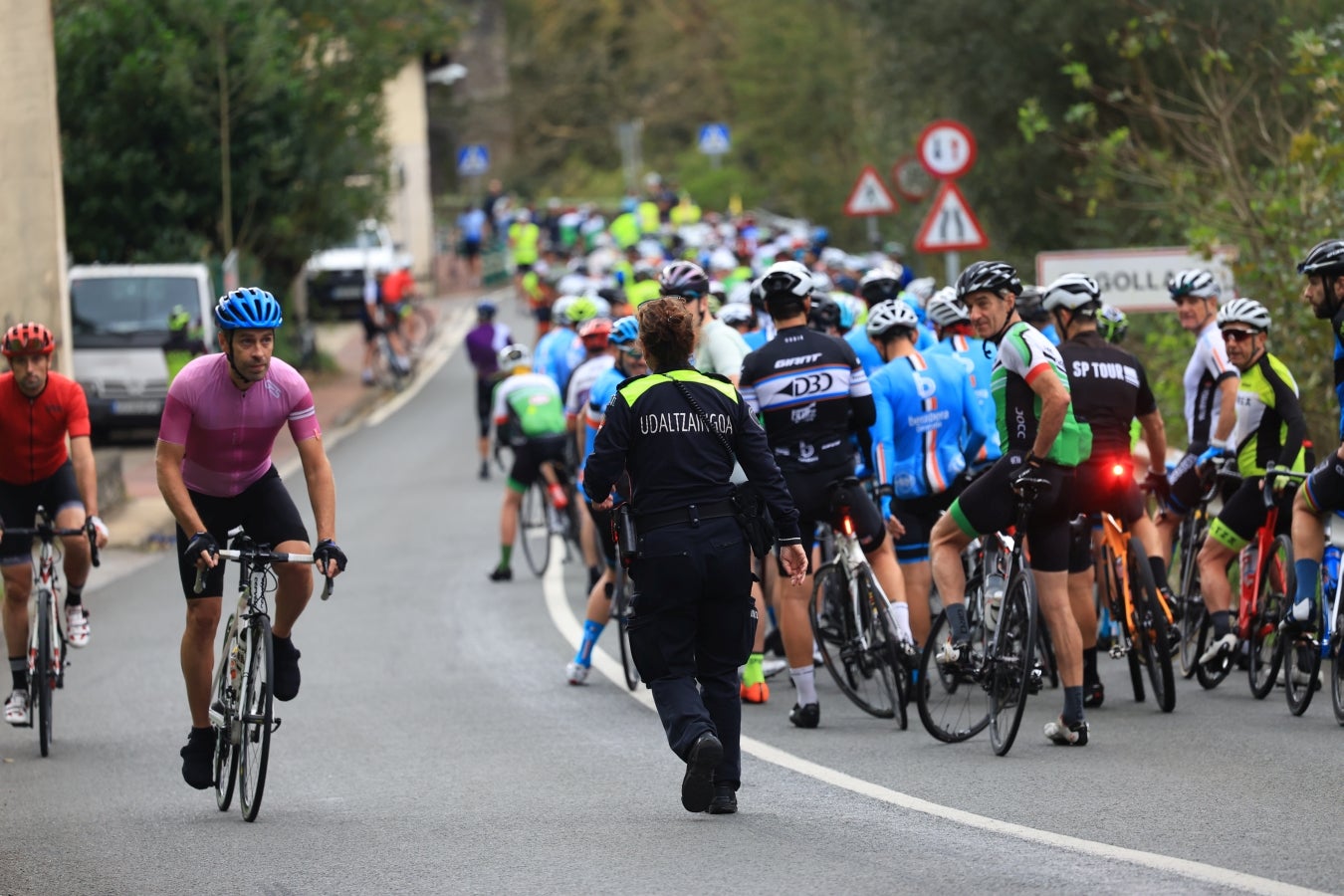 Una marcha ciclista denuncia el lanzamiento de chinchetas a la calzada entre Hernani y Goizueta