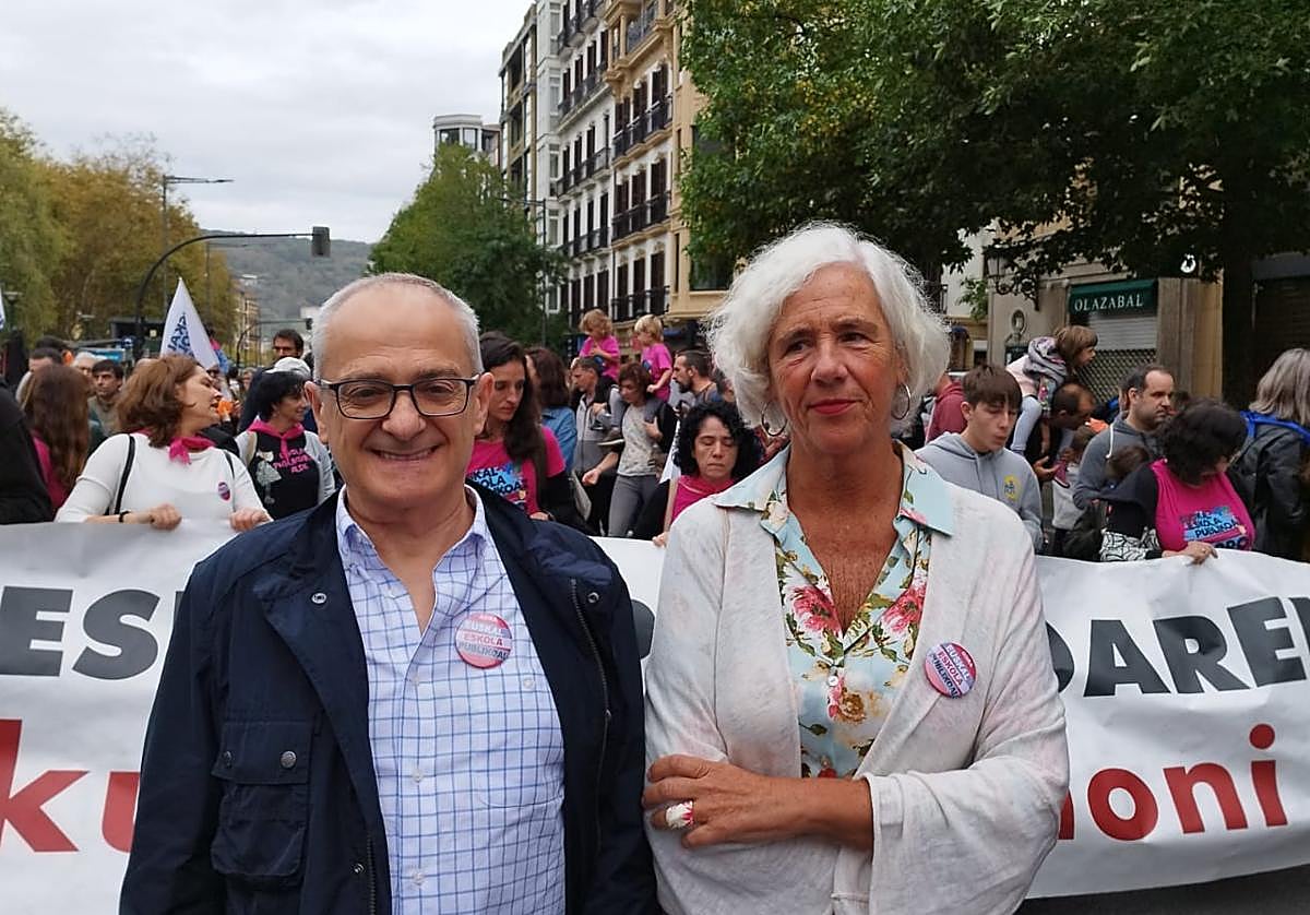 Imagen principal - Garbile Biurrun, Miren Gorrotxategi y Tere Caballero, en la manifestación de este domingo