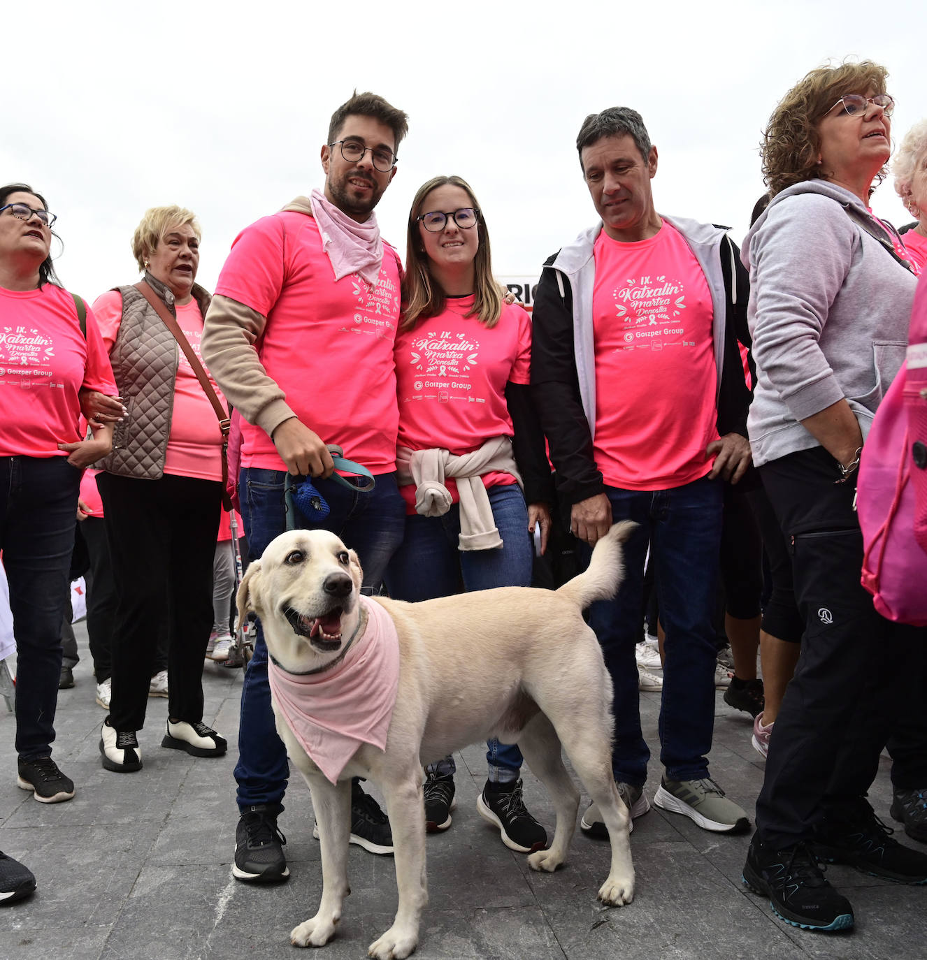 Eneko González junto a su familia y su perro 'Napo'