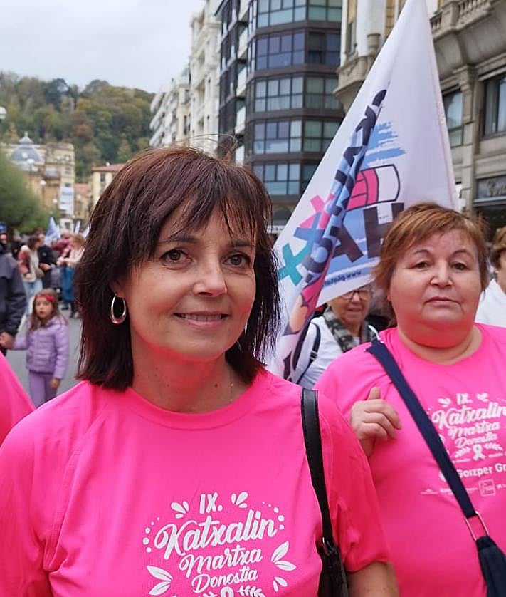 Imagen secundaria 2 - Garbile Biurrun, Miren Gorrotxategi y Tere Caballero, en la manifestación de este domingo
