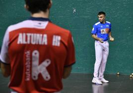 Jokin Altuna sigue de cerca la elección de material de Jon Ander Peña en el Astelena de Eibar.