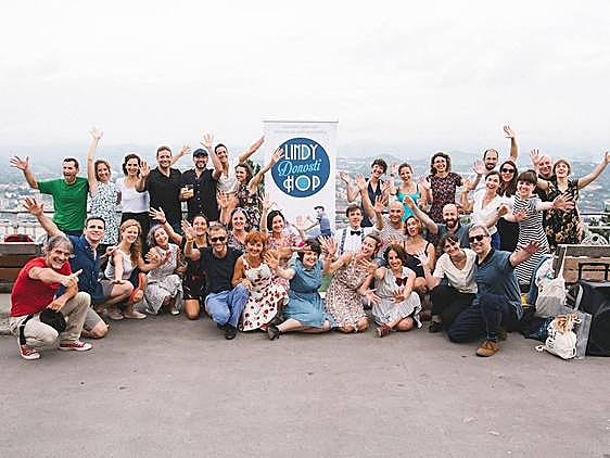Donosi Lindy Hop dantza eta kultur elkarteko kideak.