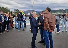 Los alcaldes de Irun, Hondarribia y Hendaia han acudido esta mañana al puente Avenida.