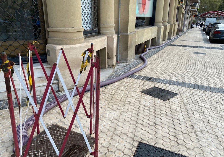 El misterioso tubo lleno de cables de la Calle Iztueta