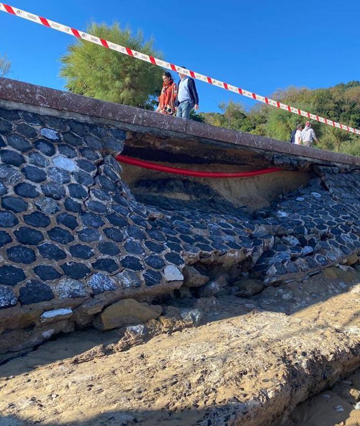 Imagen secundaria 2 - Las mareas vivas y el fuerte oleaje dañan el muro de la playa de Ondarreta