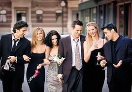 Matthew Perry, en 'Friends' junto a Jennifer Aniston, Courteney Cox, Lisa Kudrow, David Schwimmer y Matt LeBlanc.