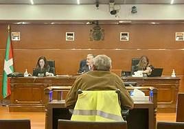 El procesado se acogió a su derecho a no declarar.