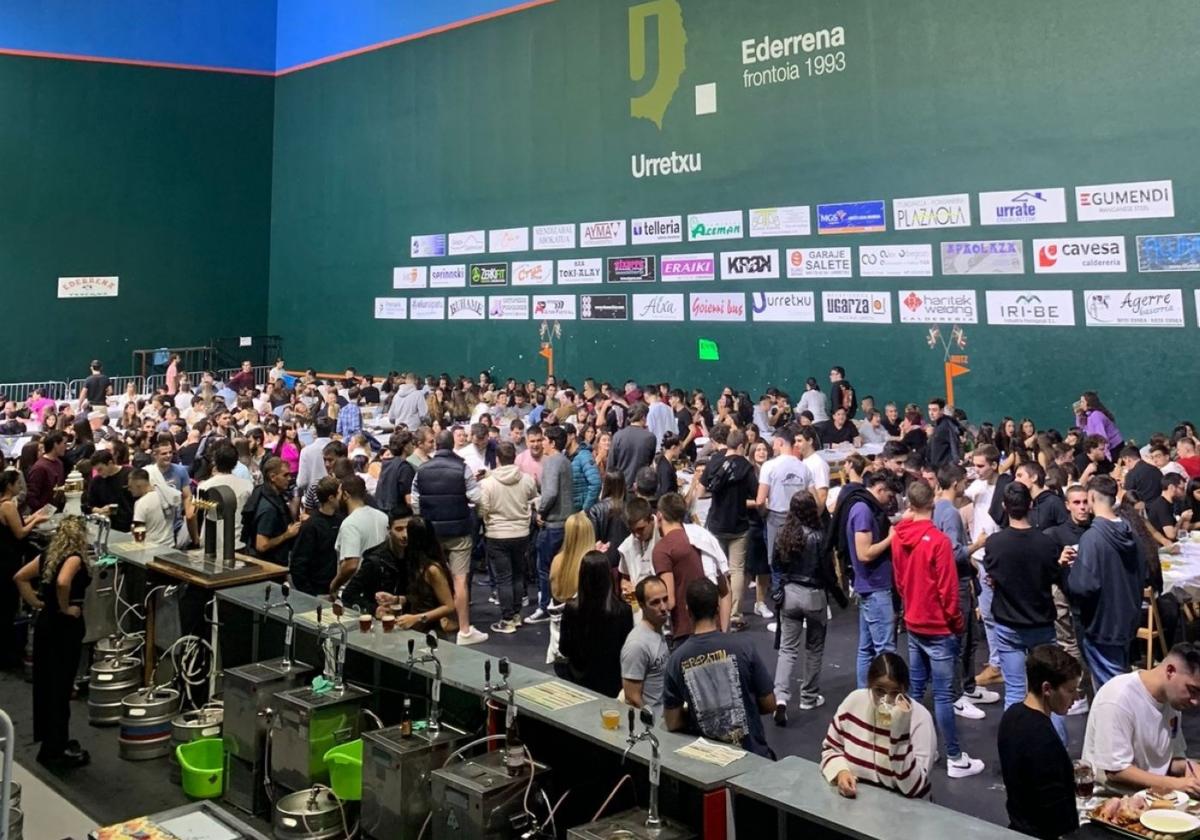 Gran ambiente en la Garagardo Festa de Lurra, que abrió sus puertas de viernes a domingo en el Ederrena.