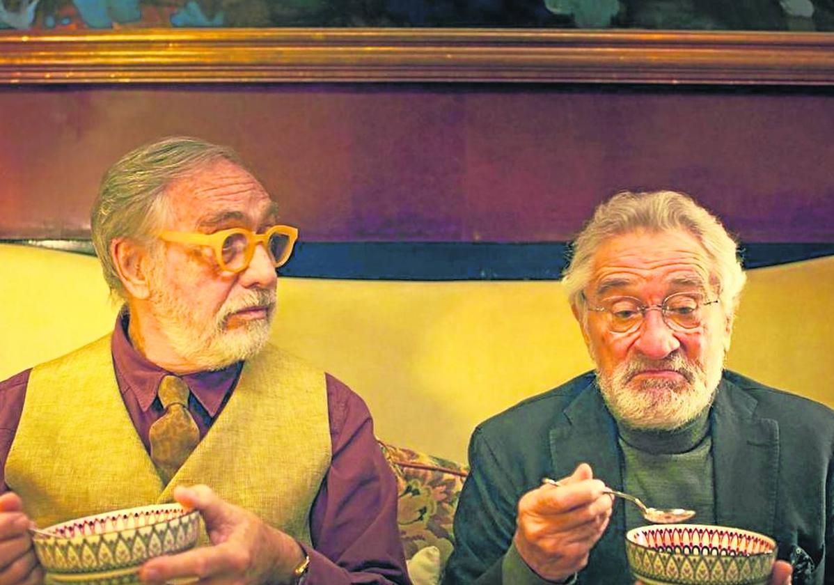 Los actores Luis Brandoni y Robert de Niro, en la entretenida serie 'Nada' sobre la crítica gastronómica.