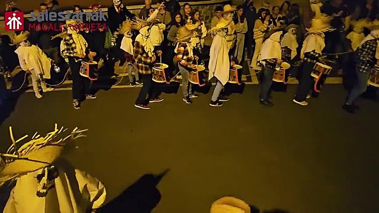 Urnietako salestarrak Gau Beltzaz gozatzen