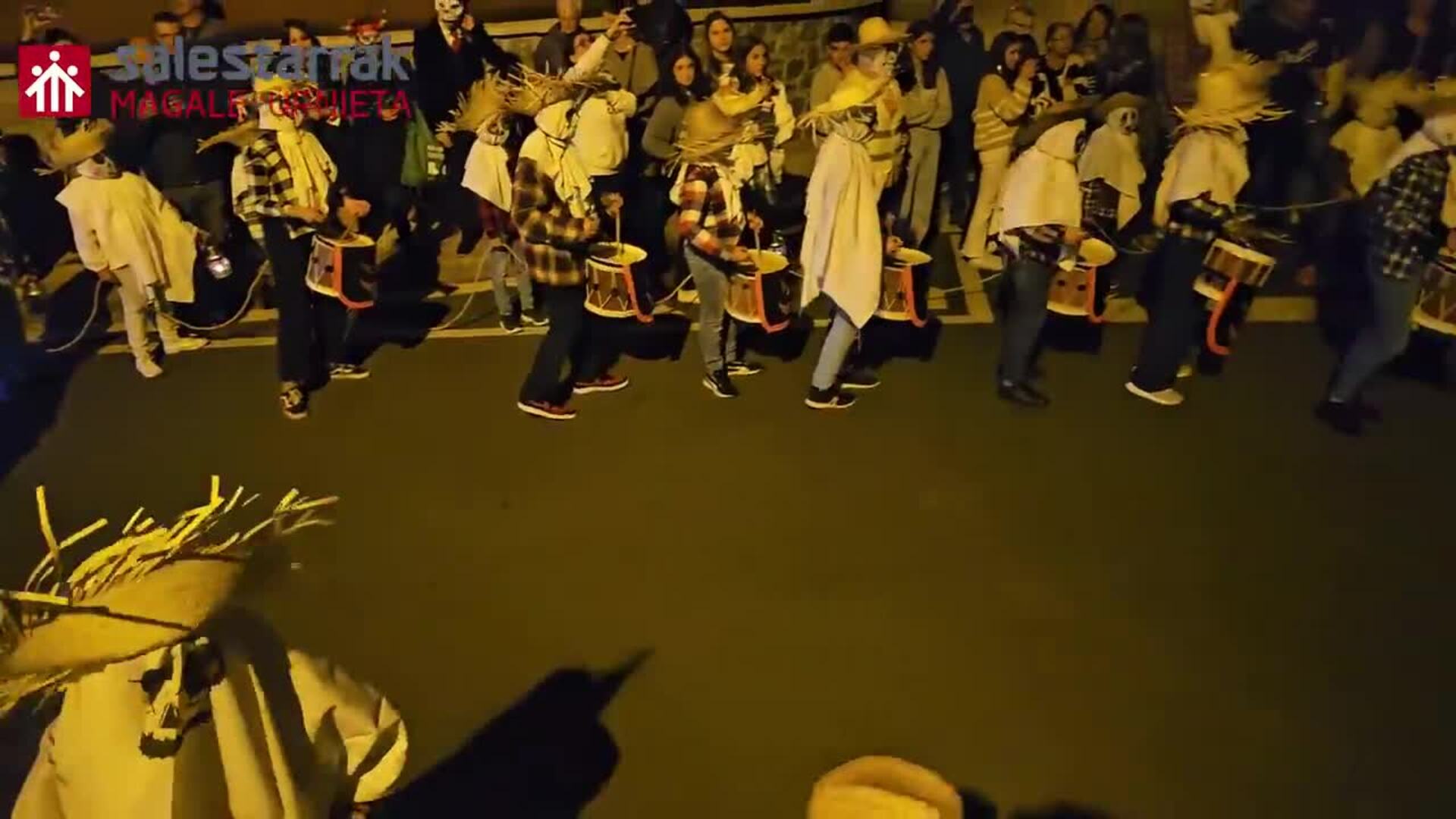 Urnietako salestarrak Gau Beltzaz gozatzen