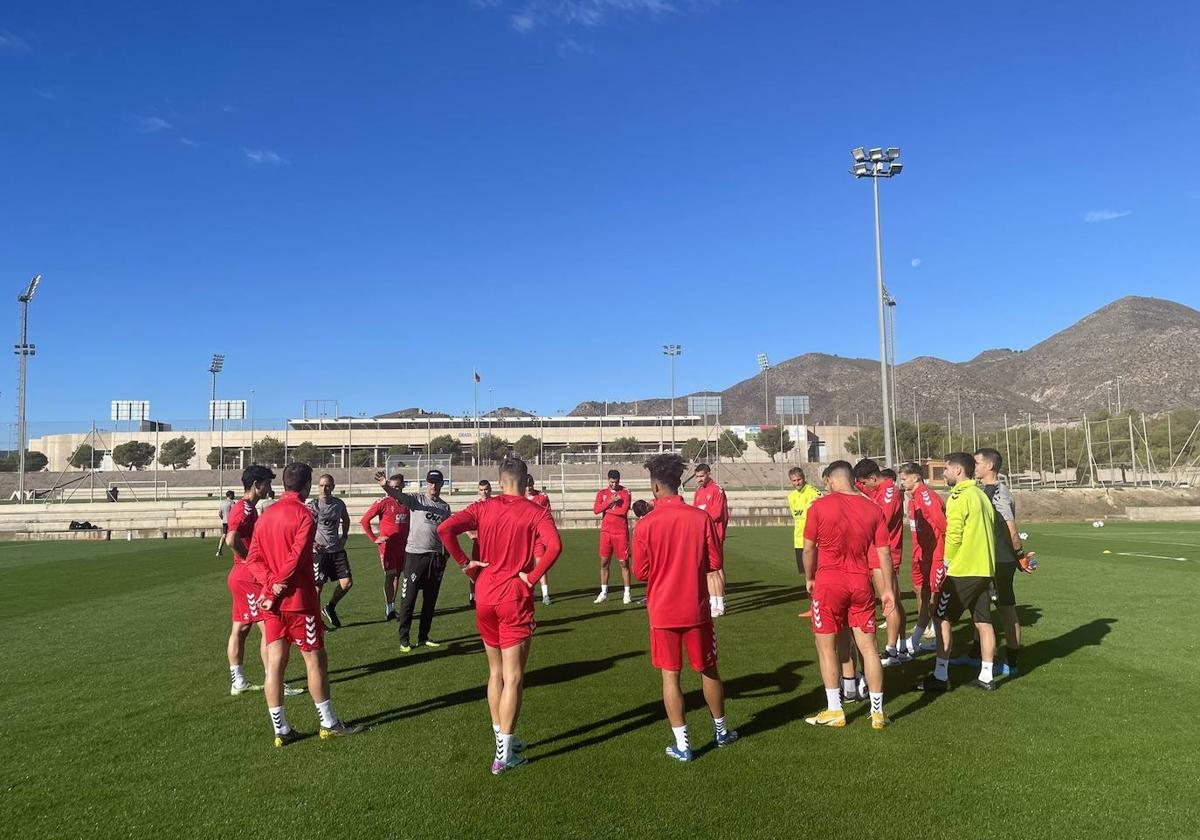 La expedición del Eibar entrenando en Lorca antes de regresar a casa