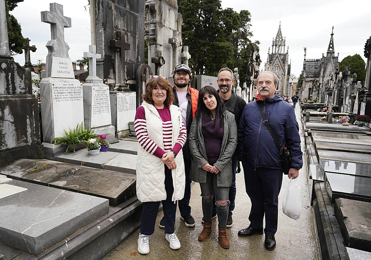 Imagen principal - «Le hemos traído claveles, sus flores favoritas»