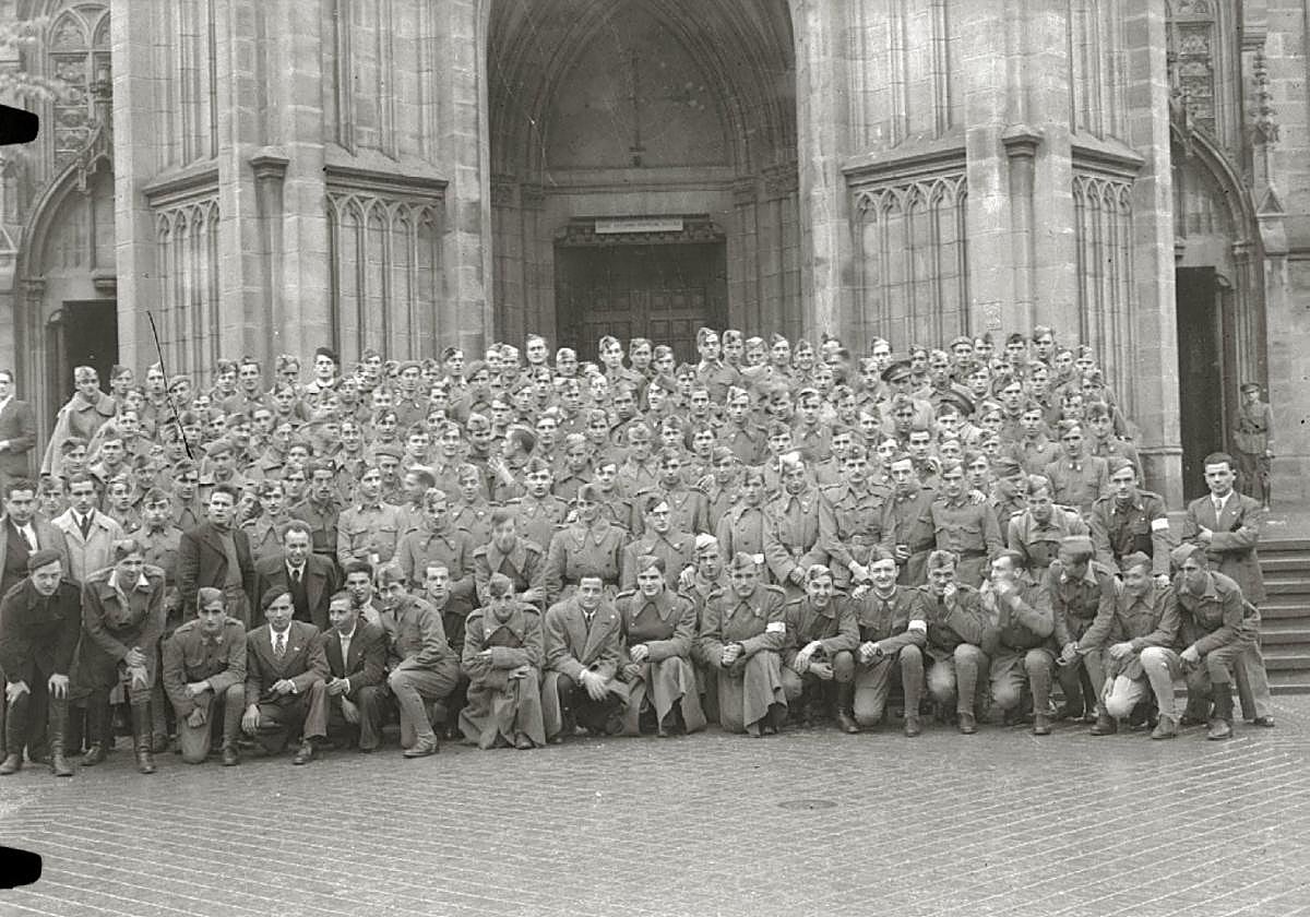 Un numeroso grupo de reclutas, ante el Buen Pastor.