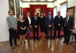 Itxaso, Mendia,Torres y Domínguez con las víctimas que participaron el pasado año en la conmemoración en el Ayuntamiento de Portugalete.