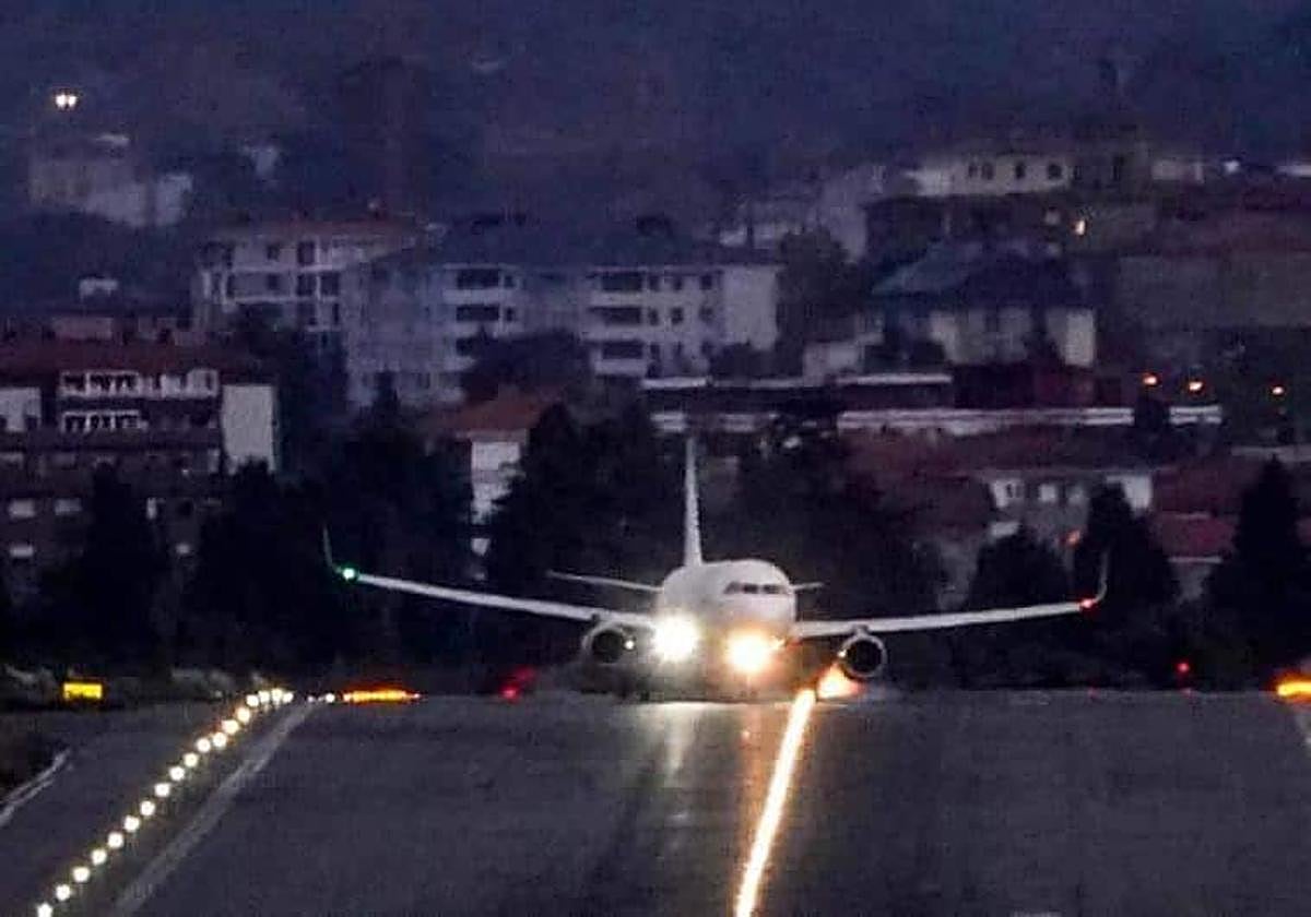 Un avión enfilando la pista de Loiu en mitad de la tormenta.