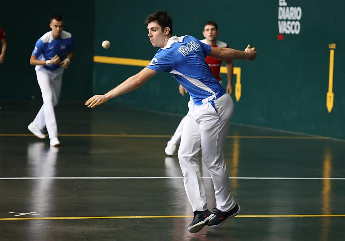 Ekhi Irribarria se lanza al saque en Aizarnazabal ante la mirada de Gabirondo, Cuairan y Senar.