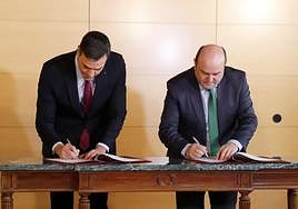 Sánchez y Ortuzar en la firma del acuerdo en diciembre de 2019 para la investidura del presidente.