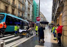 Los servicios médicos evacúan en camilla al atropellado.
