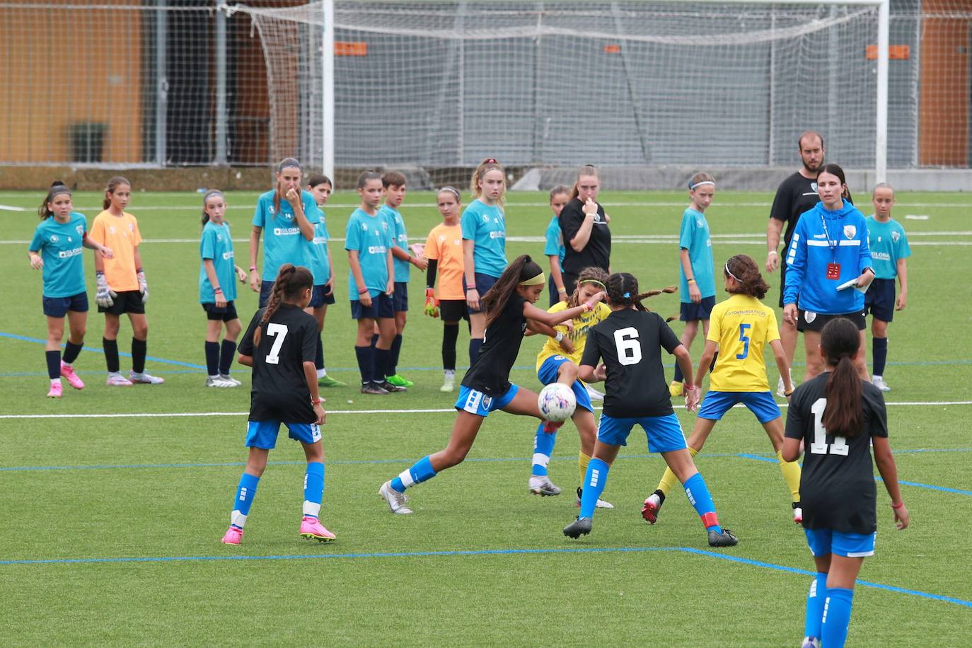 Un partido de fútbol entre dos equipos femeninos en la pasada edición de la Donosti Cup.