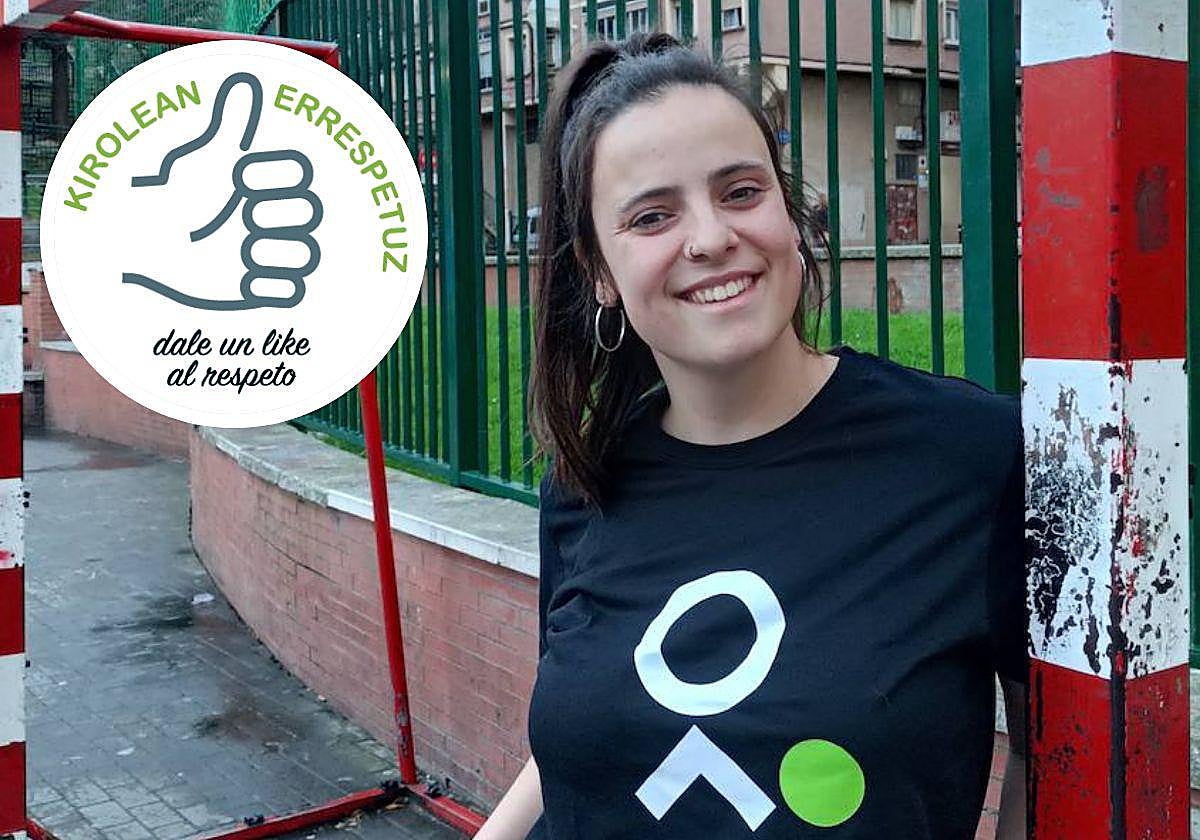 Irati Garzón se apoya en el palo de una portería con una camiseta de la Fundación Fútbol Más.