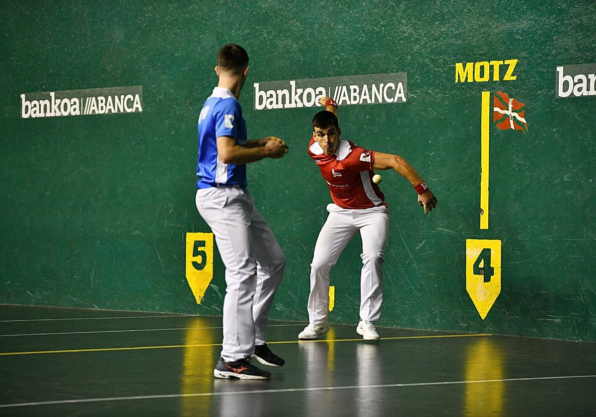 Ekhi Irribarria observa el pelotazo de Murua en el Gurea.