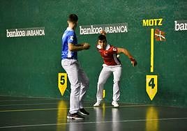 Ekhi Irribarria observa el pelotazo de Murua en el Gurea.