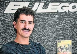 Desde su oficina en Azkoitia, Lizarazu rescata el CD de Oasis de su coche.