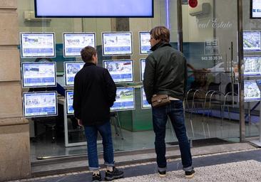 Las ofertas de pisos en alquiler en internet son 600 euros más caras que las rentas oficiales