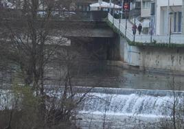 Una de las presas existentes en el cauce del río Deba a su paso por Soraluze.