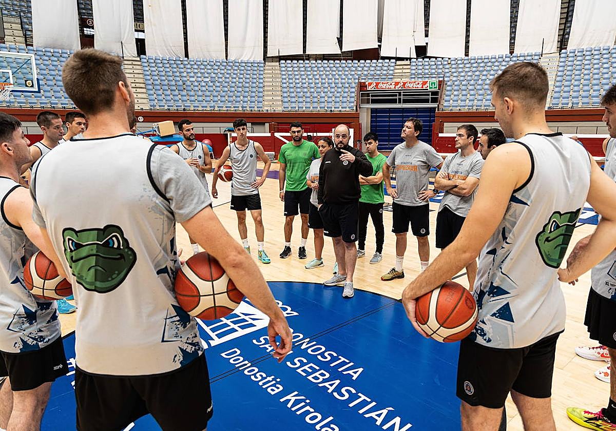 Mikel Odriozola, entrenador del GBC, dando instrucciones a sus jugadores en Illunbe.