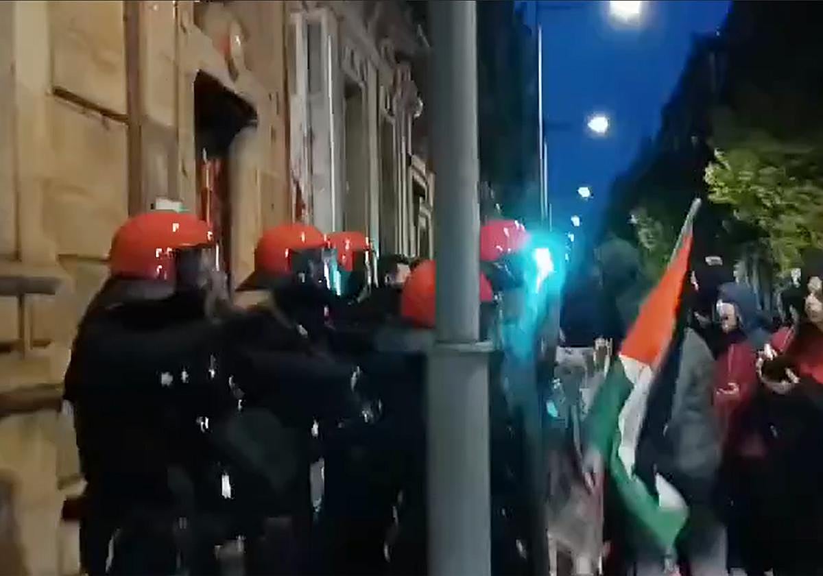 Un momento de los incidentes de este viernes ante la sede del PSE en San Sebastián.
