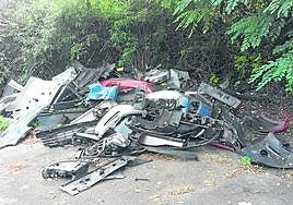 La lectora S. O. escribe y manda esta fotografía al Sirimiri. Y dice: «Al parecer alguna persona con muy pocos escrúpulos decidió hace ya varias semanas descargar parachoques que están para el desguace en una parcela municipal como es el aparcamiento de la instalación del campo de fútbol de Herrera. Rogaría al consistorio que los retiraran».