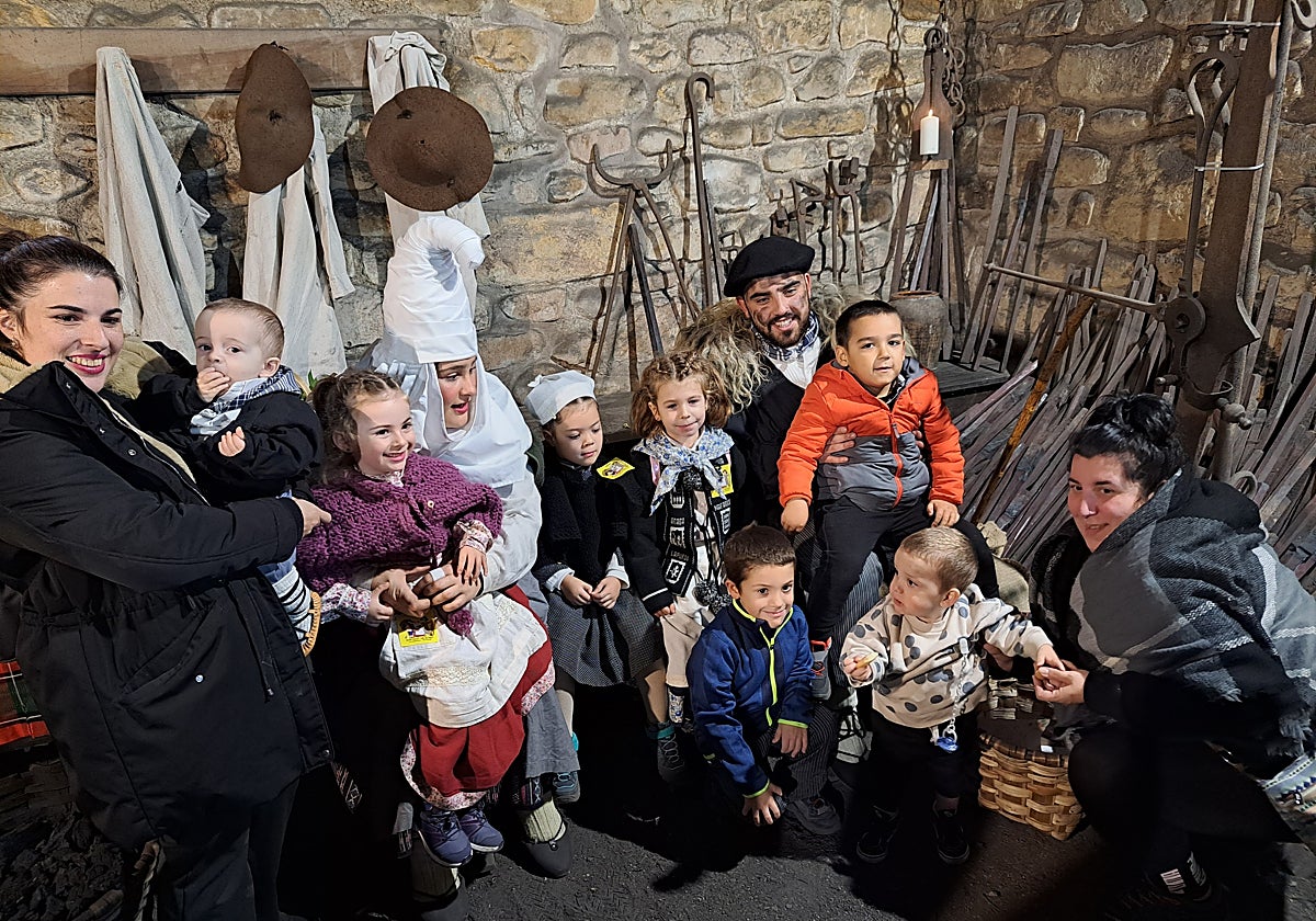 Gaizka, Martin, Unax, Laia, Josu, Elene, Maider, Olentzero eta Mari Domingirekin.