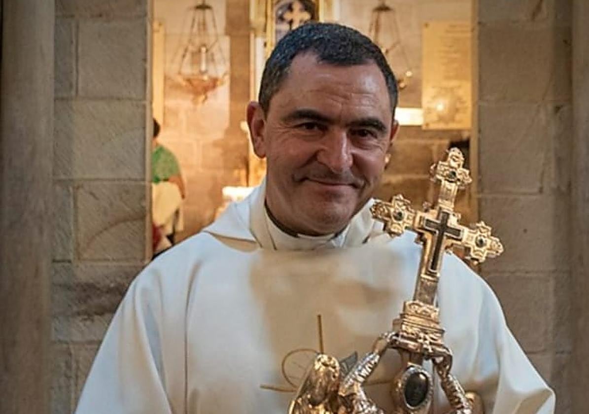 Mikel Garciandia, Mikel Goiangeruaren irudia eskuetan duela Aralarko santutegian.