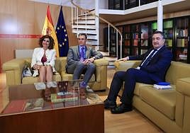 Montero, Sánchez y Esteban en la reunión mantenida en el Congreso el 10 de octubre.