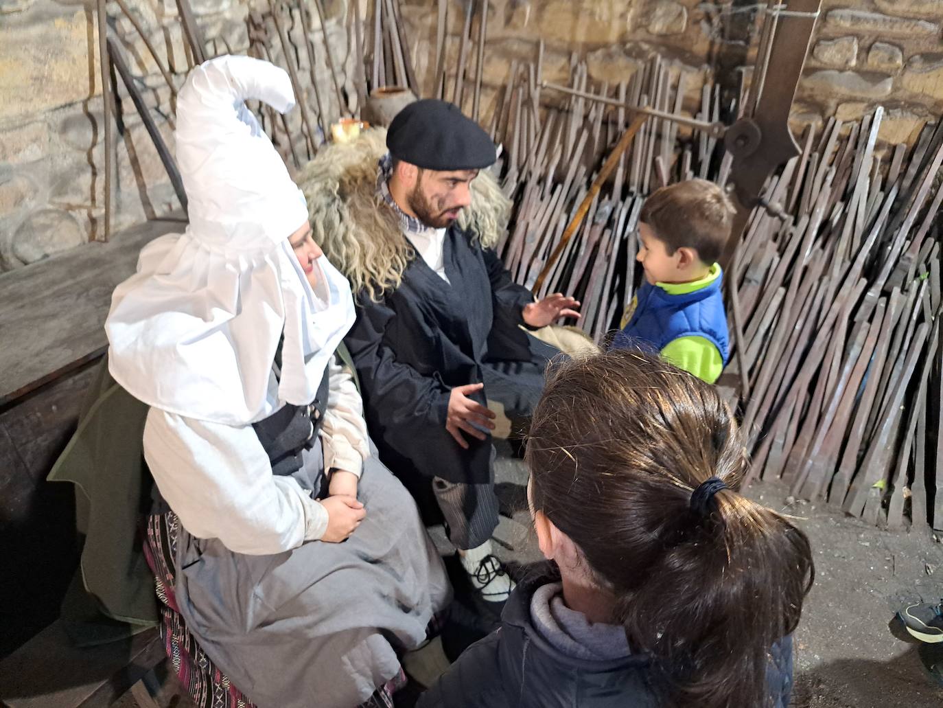 Olentzero eta Mari Domingiren bisitak Mirandaolan izan dira