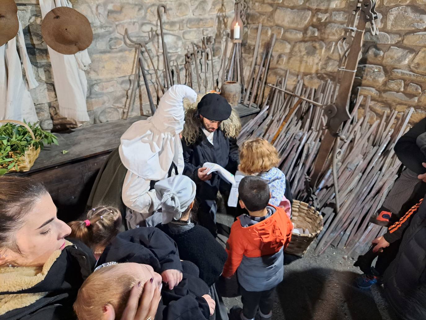 Olentzero eta Mari Domingiren bisitak Mirandaolan izan dira