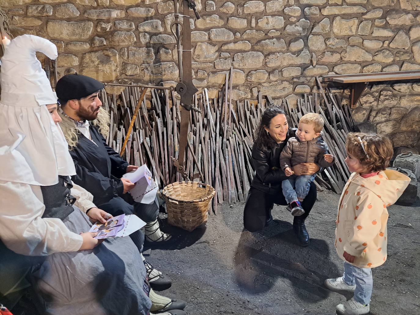 Olentzero eta Mari Domingiren bisitak Mirandaolan izan dira