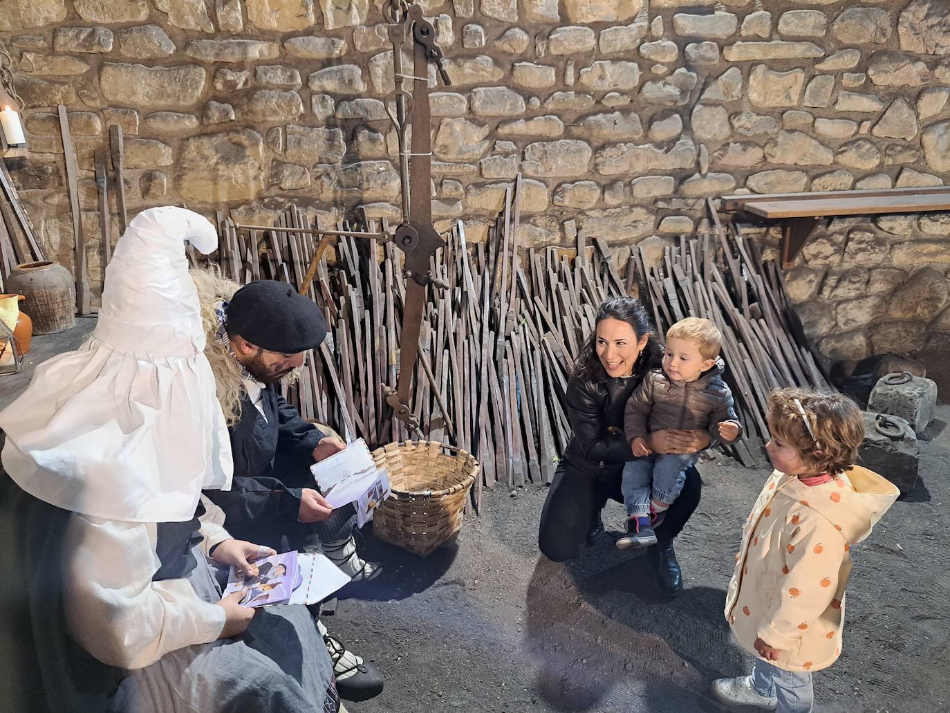 Olentzero eta Mari Domingiren bisitak Mirandaolan izan dira