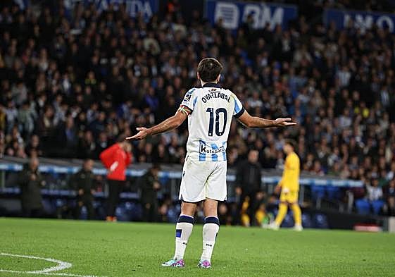 ¿Qué más tenemos que hacer para marcar gol?, parece que se pregunta el capitán.