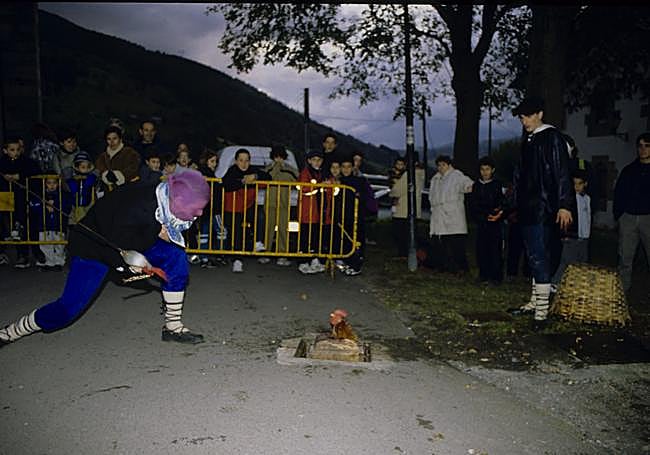 Una imagen del 'oilasko jokua' de Amasa. El chico de la izquierda blande la espada.