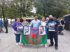 Representantes de Kamelamos Adikerar y Maite Gartzia, concejala de Cultura.
